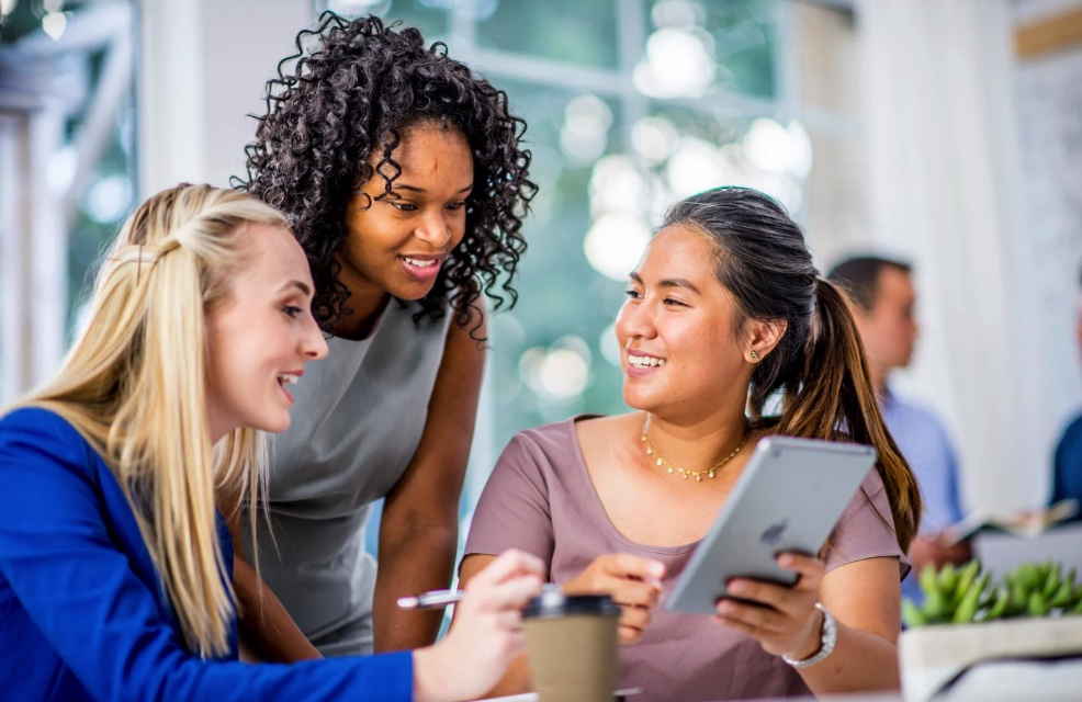 3 doulas networking in a coffee shop